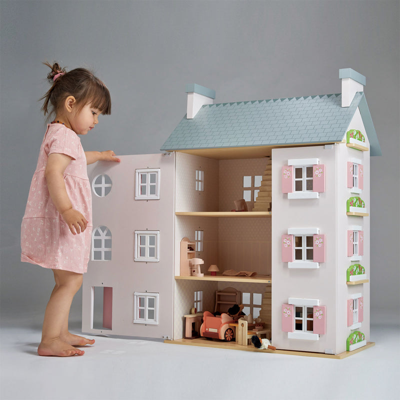 Note dolls & accessories sold separately