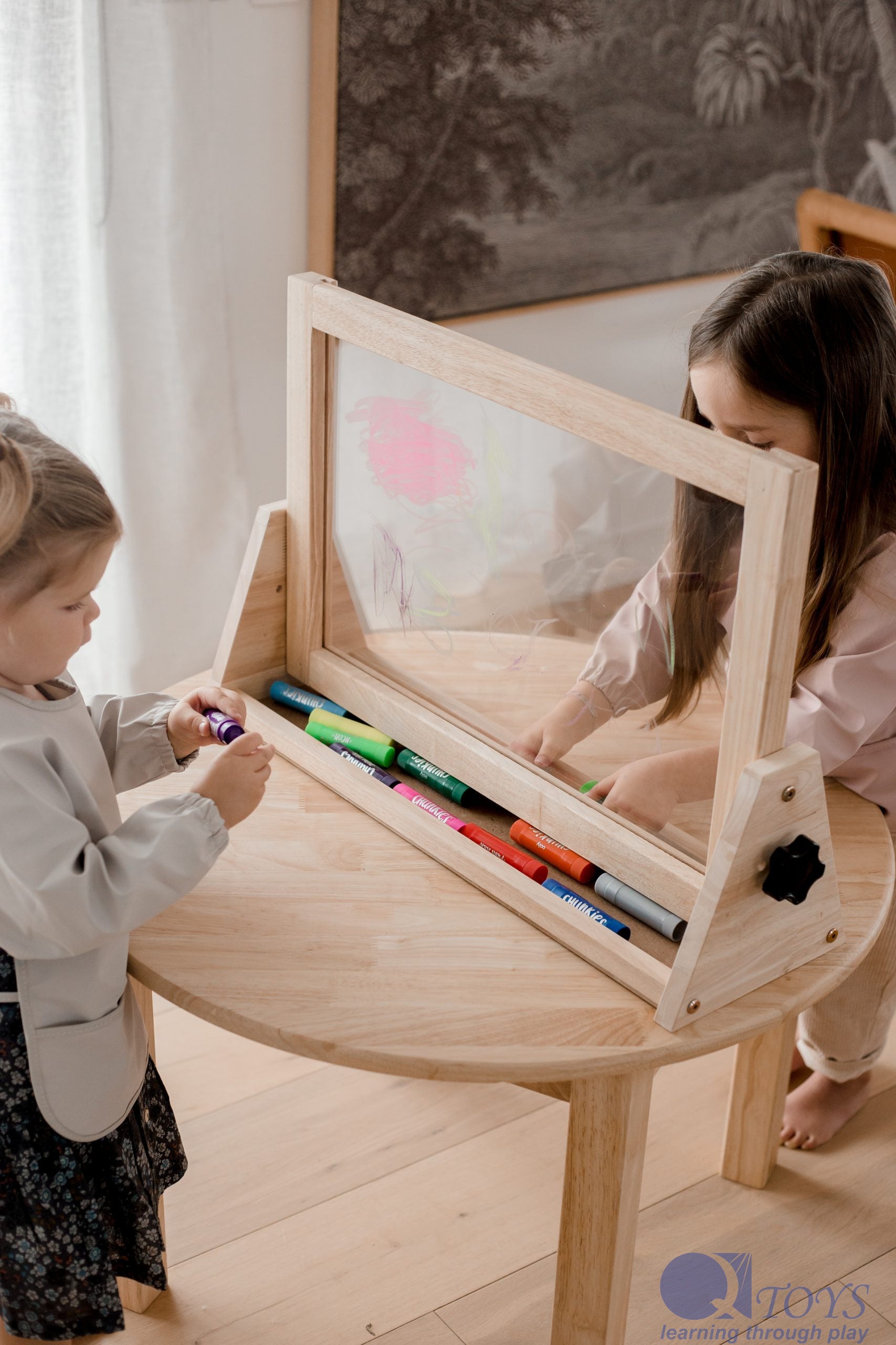 Qtoys 4 in 1 table Easel